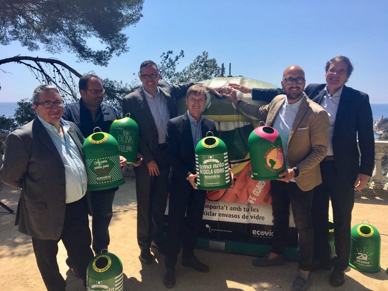 Lloret de Mar, juntament amb Tossa de Mar i Blanes s’adhereixen al pla integral d’Ecovidrio per incrementar el reciclatge de vidre durant l’estiu Lloret de Mar, juntament amb Tossa de Mar i Blanes s’adhereixen al pla integral d’Ecovidrio per incrementar el reciclatge de vidre durant l’estiu
